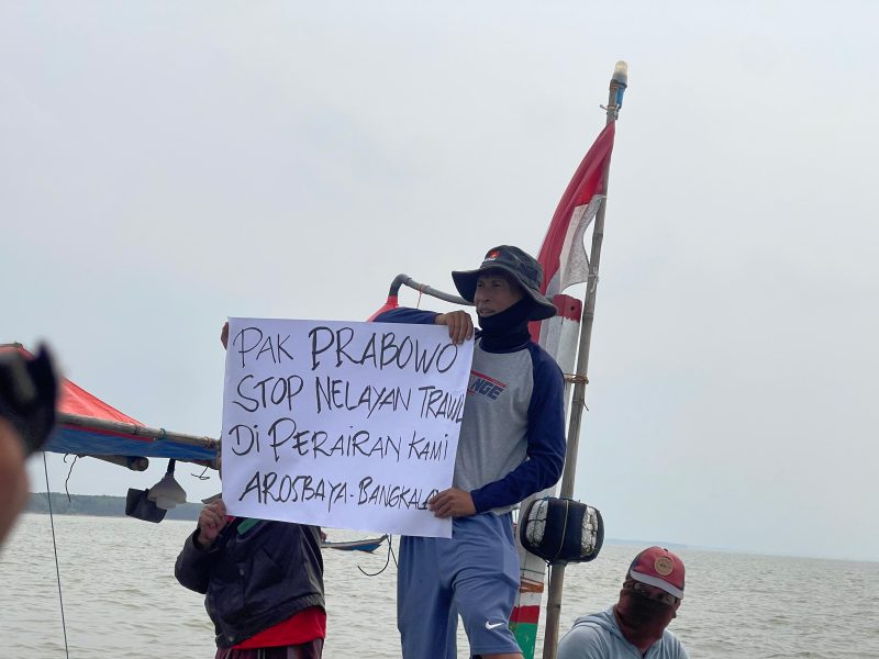 Ketika salah satu Nelayan di Arosbaya melakukan protes maraknya jaring trowel di perairan Arosbaya