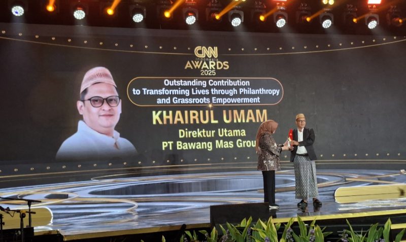 Perwakilan Bawang Mas Center (BMC) saat menerima Penghargaan dari CNN