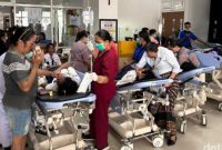 Suasana siswa SMP 8 Kupang diduga keracunan MBG dirawat di IGD RSUD S.K Lerik, Kota Kupang, NTT, Selasa (22/7/2025). (Simon Selly/detikBali)