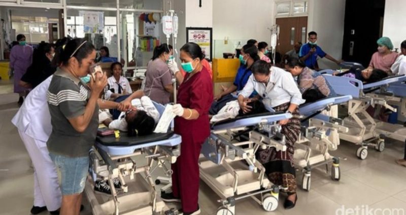 Suasana siswa SMP 8 Kupang diduga keracunan MBG dirawat di IGD RSUD S.K Lerik, Kota Kupang, NTT, Selasa (22/7/2025). (Simon Selly/detikBali)