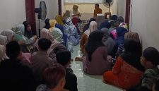 Relawan SPPG Humairoh Sejahtera Blumbungan dalam kegiatan pembinaan bersama Dinkes Pamekasan.