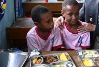 Kegembiraan anak Papua saat menerima menu MBG di sekolahnya