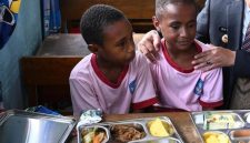 Kegembiraan anak Papua saat menerima menu MBG di sekolahnya