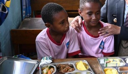 Kegembiraan anak Papua saat menerima menu MBG di sekolahnya
