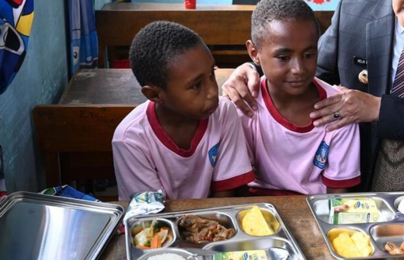 Kegembiraan anak Papua saat menerima menu MBG di sekolahnya