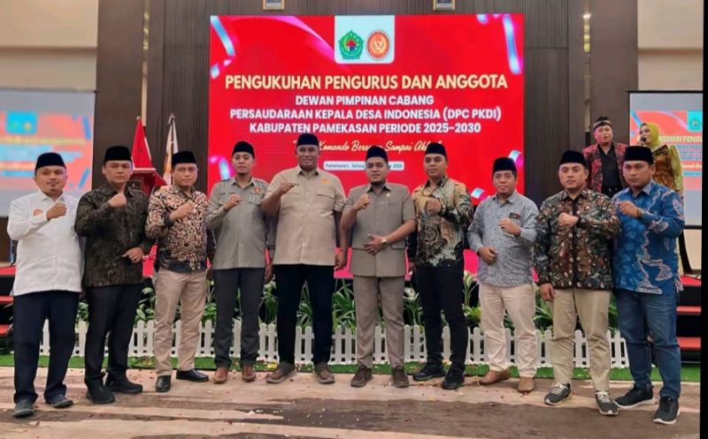 Jajaran ketua PKDI di Jatim dan DPRD Pamekasan menghadiri pengukuhan PKDI Pamekasan di hotel Azana, Selasa (11/11/2025).