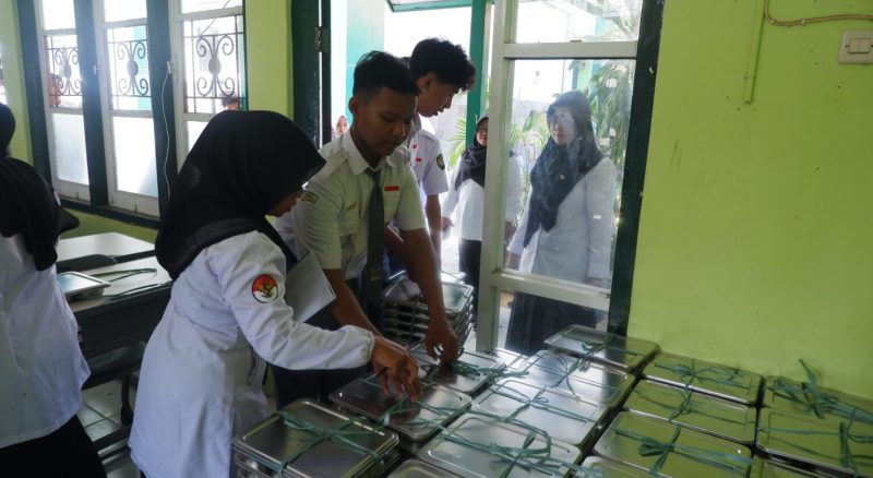 Proses pendistribusian menu MBG di MAN 2 Pamekasan, (Dok. MAN 2 Pamekasan)