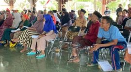 Penyerahan DBHCHT kepada para buruh di Pamekasan