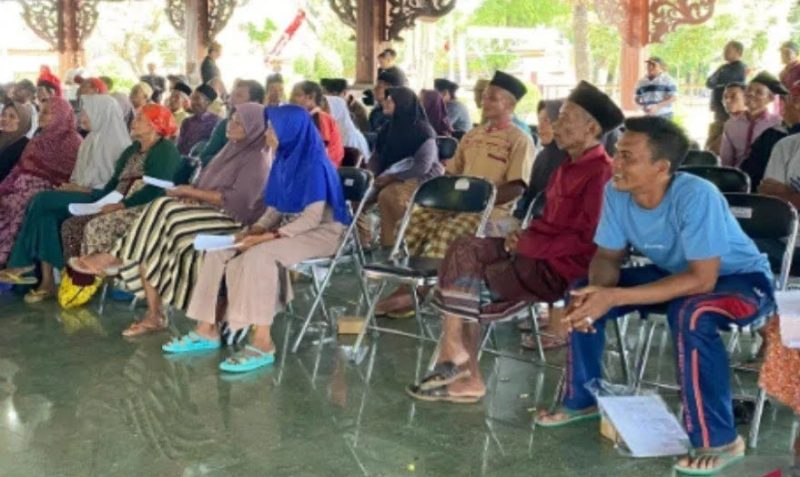 Penyerahan DBHCHT kepada para buruh di Pamekasan