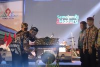 Ket. Foto : Suasana pagelaran budaya “Semalam di Madura” di Monumen Arek Lancor, Sabtu (1/11/2025).