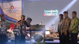Ket. Foto : Suasana pagelaran budaya “Semalam di Madura” di Monumen Arek Lancor, Sabtu (1/11/2025).