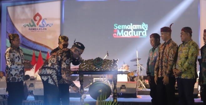 Ket. Foto : Suasana pagelaran budaya “Semalam di Madura” di Monumen Arek Lancor, Sabtu (1/11/2025).