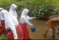 Poto kegiatan anak SD markeh sejauh 2 kilo mengambil air disungai 