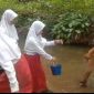 Poto kegiatan anak SD markeh sejauh 2 kilo mengambil air disungai 