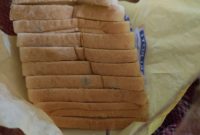 Menu paket MBG 'Roti tawar' hampir kadaluarsa dan berjamu tetap didistribusikan kepada ibu hamil dan balita di Parteker Pamekasan.