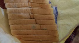 Menu paket MBG 'Roti tawar' hampir kadaluarsa dan berjamu tetap didistribusikan kepada ibu hamil dan balita di Parteker Pamekasan.