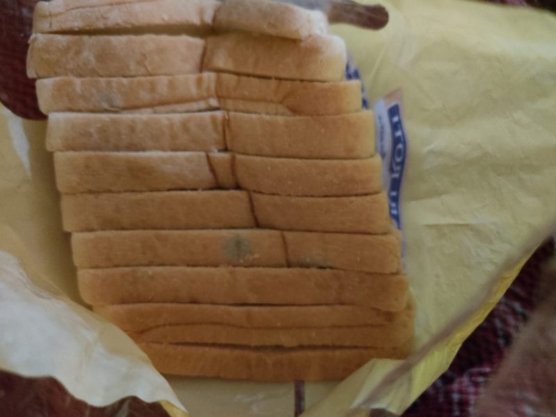 Menu paket MBG 'Roti tawar' hampir kadaluarsa dan berjamu tetap didistribusikan kepada ibu hamil dan balita di Parteker Pamekasan.