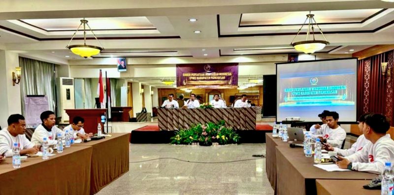 Persatuan Wartawan Indonesia (PWI) Pamekasan saat menggelar Rapat Kerja di Auditorium Royal Tretes, Kabupaten Pasuruan, Jumat (21/11/2025).