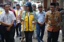 Bupati Pamekasan, KH. Kholilurrahman mendampingi Wakil Menteri Pekerjaan Umum (PU), Diana Kusumastuti saat mengunjungi Pasar Kolpajung, Sabtu (22/11/2025).