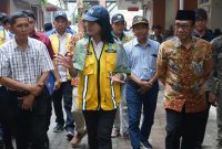 Bupati Pamekasan, KH. Kholilurrahman mendampingi Wakil Menteri Pekerjaan Umum (PU), Diana Kusumastuti saat mengunjungi Pasar Kolpajung, Sabtu (22/11/2025).