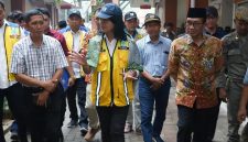 Bupati Pamekasan, KH. Kholilurrahman mendampingi Wakil Menteri Pekerjaan Umum (PU), Diana Kusumastuti saat mengunjungi Pasar Kolpajung, Sabtu (22/11/2025).