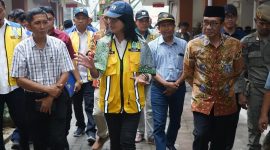Bupati Pamekasan, KH. Kholilurrahman mendampingi Wakil Menteri Pekerjaan Umum (PU), Diana Kusumastuti saat mengunjungi Pasar Kolpajung, Sabtu (22/11/2025).