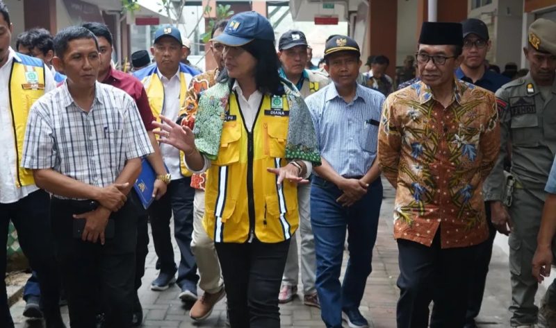 Bupati Pamekasan, KH. Kholilurrahman mendampingi Wakil Menteri Pekerjaan Umum (PU), Diana Kusumastuti saat mengunjungi Pasar Kolpajung, Sabtu (22/11/2025).