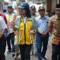 Bupati Pamekasan, KH. Kholilurrahman mendampingi Wakil Menteri Pekerjaan Umum (PU), Diana Kusumastuti saat mengunjungi Pasar Kolpajung, Sabtu (22/11/2025).