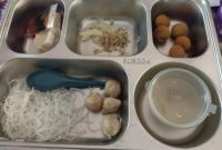 Porsi menu MBG yang dibagikan kepada siswa TK dan SD Nurul Ijtihad Blaban, Pamekasan. Minim lauk dan tanpa susu, menu ini menuai kritik wali murid karena dinilai jauh dari standar gizi yang seharusnya dipenuhi program.