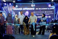 Sultan Madura H. Hairul Umam bersama ibundanya melakukan pemotongan pita pembukaan BM Billiards & Cafe di Jalan Raya Pamekasan, Desa Buddagan, Pademawu, Pamekasan, Sabtu (29/11/2025) malam.