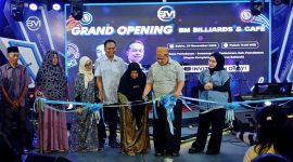 Sultan Madura H. Hairul Umam bersama ibundanya melakukan pemotongan pita pembukaan BM Billiards & Cafe di Jalan Raya Pamekasan, Desa Buddagan, Pademawu, Pamekasan, Sabtu (29/11/2025) malam.