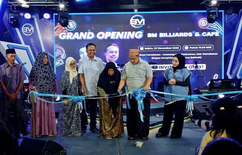 Sultan Madura H. Hairul Umam bersama ibundanya melakukan pemotongan pita pembukaan BM Billiards & Cafe di Jalan Raya Pamekasan, Desa Buddagan, Pademawu, Pamekasan, Sabtu (29/11/2025) malam.