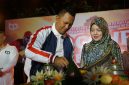 Ketua Yayasan BIP, Ali Zainal Abidin, saat pemotongan tumpeng Anniversary ke-1, didampingi istri dan segenap anggota BPI serta simpatisan 