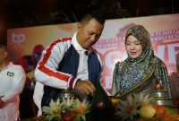 Ketua Yayasan BIP, Ali Zainal Abidin, saat pemotongan tumpeng Anniversary ke-1, didampingi istri dan segenap anggota BPI serta simpatisan 