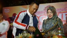 Ketua Yayasan BIP, Ali Zainal Abidin, saat pemotongan tumpeng Anniversary ke-1, didampingi istri dan segenap anggota BPI serta simpatisan