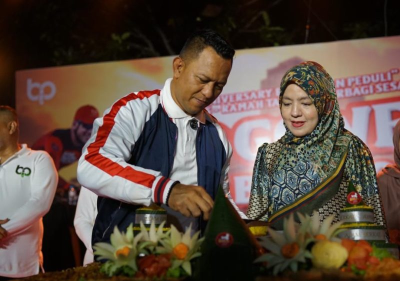 Ketua Yayasan BIP, Ali Zainal Abidin, saat pemotongan tumpeng Anniversary ke-1, didampingi istri dan segenap anggota BPI serta simpatisan 