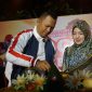 Ketua Yayasan BIP, Ali Zainal Abidin, saat pemotongan tumpeng Anniversary ke-1, didampingi istri dan segenap anggota BPI serta simpatisan 