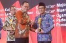 Bupati Pamekasan KH. Kholilurrahman saat menerima penghargaan IGA 2025 yang digelar Kementerian Dalam Negeri.