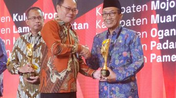 Bupati Pamekasan KH. Kholilurrahman saat menerima penghargaan IGA 2025 yang digelar Kementerian Dalam Negeri.