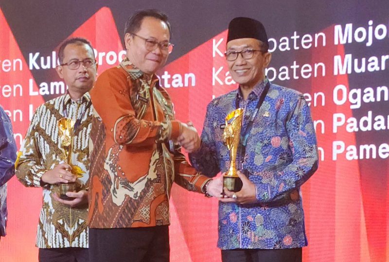 Bupati Pamekasan KH. Kholilurrahman saat menerima penghargaan IGA 2025 yang digelar Kementerian Dalam Negeri.