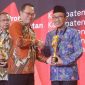 Bupati Pamekasan KH. Kholilurrahman saat menerima penghargaan IGA 2025 yang digelar Kementerian Dalam Negeri.