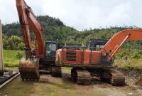 Poto dua alat berat di Polsek Jangkat 