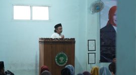 Pengasuh Ponpes Sumber Bungur, RK. Abdullah Ahmad Madani, saat sambutan dalam kegiatan sosialisasi Empat Pilar Kebangsaan yang digelar di lingkungan Pesantren Sumber Bungur