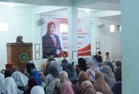 Hj. Ansari saat memberikan materi 4 pilar kebangsaan di MA Sumber Bungur Pakong, Senin (15/12/2025).