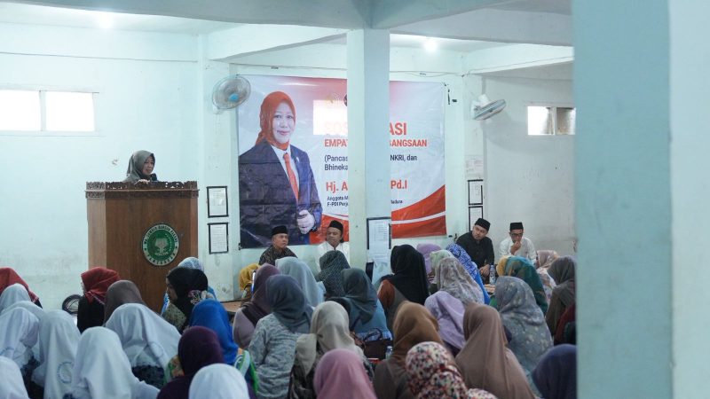 Hj. Ansari saat memberikan materi 4 pilar kebangsaan di MA Sumber Bungur Pakong, Senin (15/12/2025).