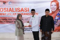 Hj. Ansari saat memberikan kenang-kenangan kepada Kepala MTsN 3 Pamekasan didampingi Dewan Pengasuh Ponpes Sumber Bungur Pakong