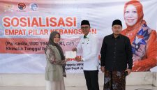 Hj. Ansari saat memberikan kenang-kenangan kepada Kepala MTsN 3 Pamekasan didampingi Dewan Pengasuh Ponpes Sumber Bungur Pakong