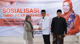 Hj. Ansari saat memberikan kenang-kenangan kepada Kepala MTsN 3 Pamekasan didampingi Dewan Pengasuh Ponpes Sumber Bungur Pakong