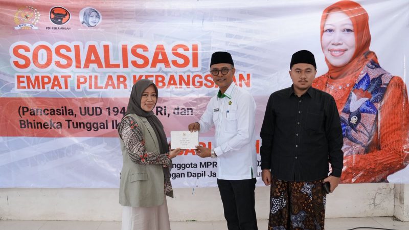 Hj. Ansari saat memberikan kenang-kenangan kepada Kepala MTsN 3 Pamekasan didampingi Dewan Pengasuh Ponpes Sumber Bungur Pakong