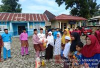 KADES tanjung Ilir berikan bantuan melalui dana pribadi kepada ibu ibu lanjut usia di halaman kantor camat tabir